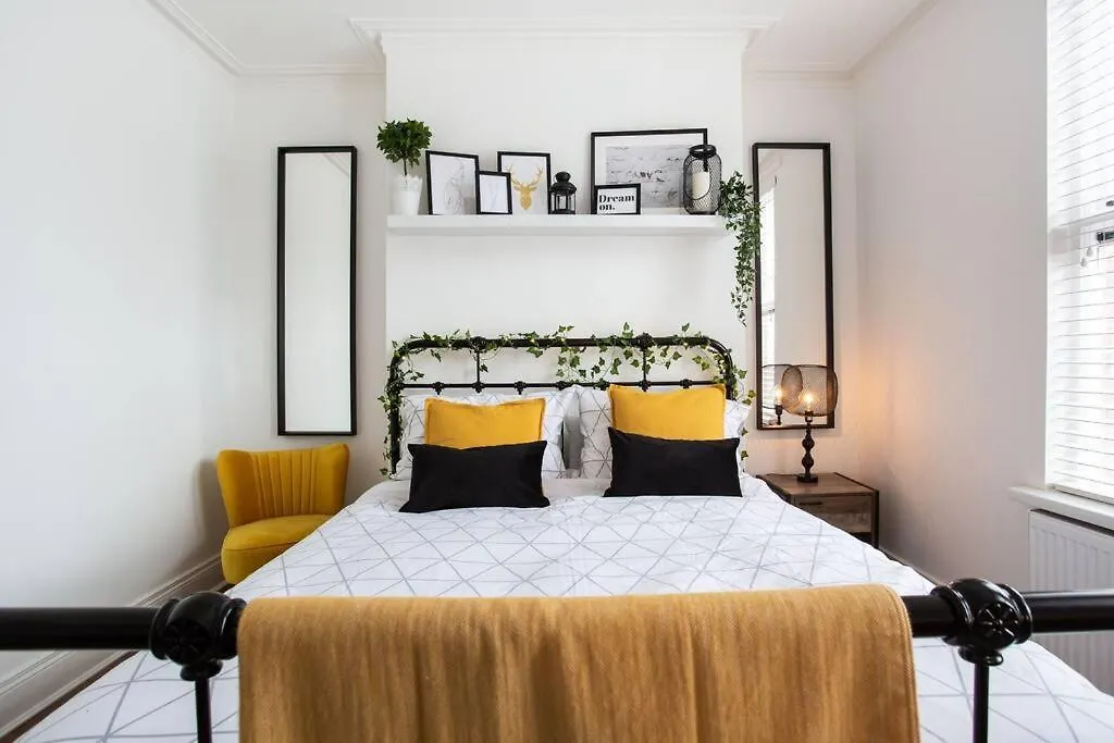 Luxurious 4-Bed Townhouse In The Heart Of Belfast Villa